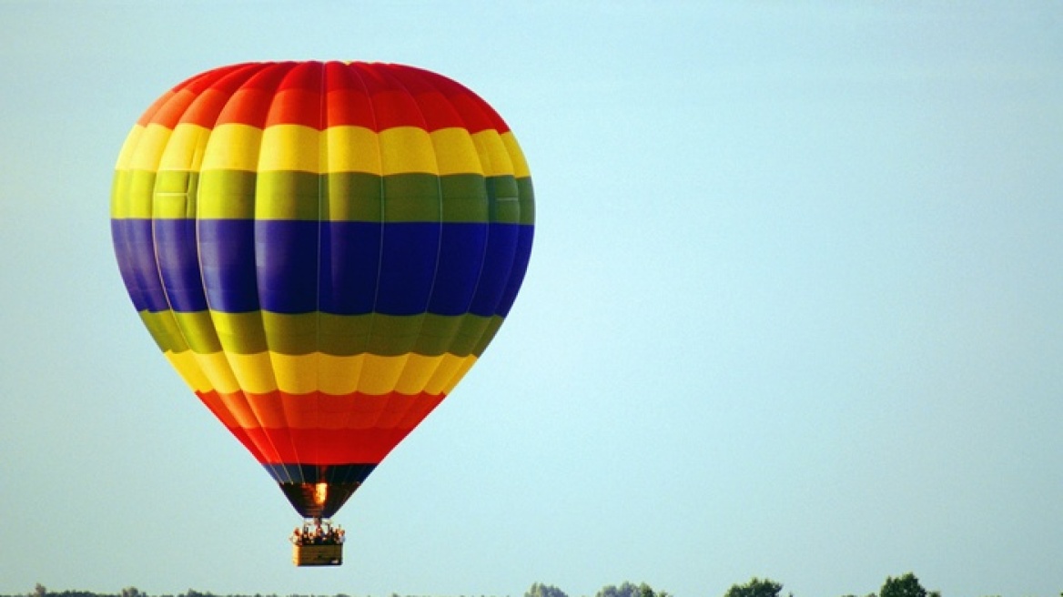 Κίνα: Το αερόστατο τον πήγε... στα σύννεφα ενώ μάζευε κουκουνάρια!