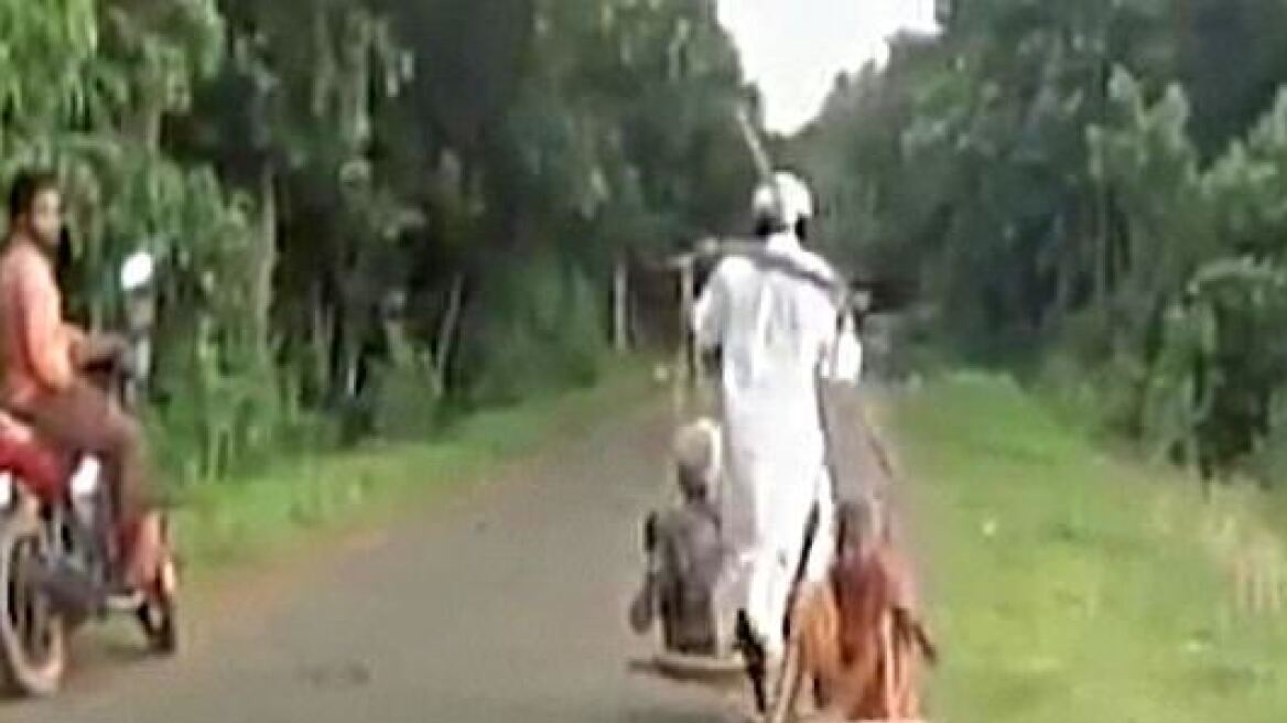 Ινδία: Περπάτησε 40 χιλιόμετρα με τους γονείς του στην πλάτη για να τούς αποδείξει ότι είναι αθώος!