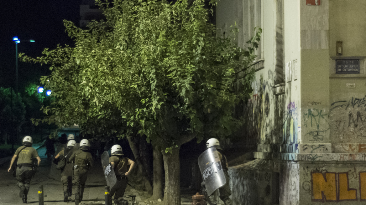Επιθέσεις σε τρεις διμοιρίες των ΜΑΤ στο κέντρο της Αθήνας