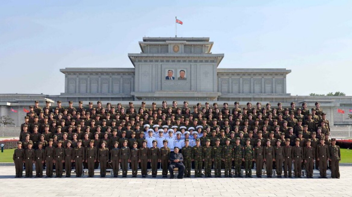 Μόνο στη Βόρεια Κορέα: Στρατιωτάκια ακούνητα, αμίλητα, αγέλαστα μπροστά στον Κιμ