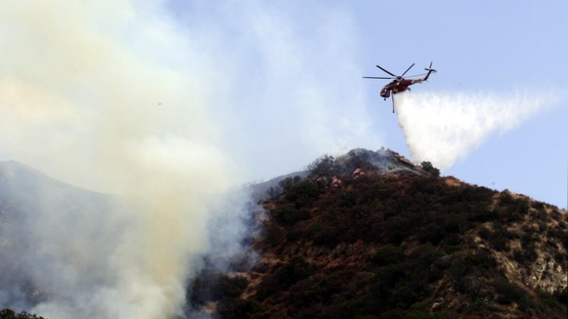 Λος Άντζελες: Τιτάνιες προσπάθειες να τεθεί υπό έλεγχο η δασική πυρκαγιά