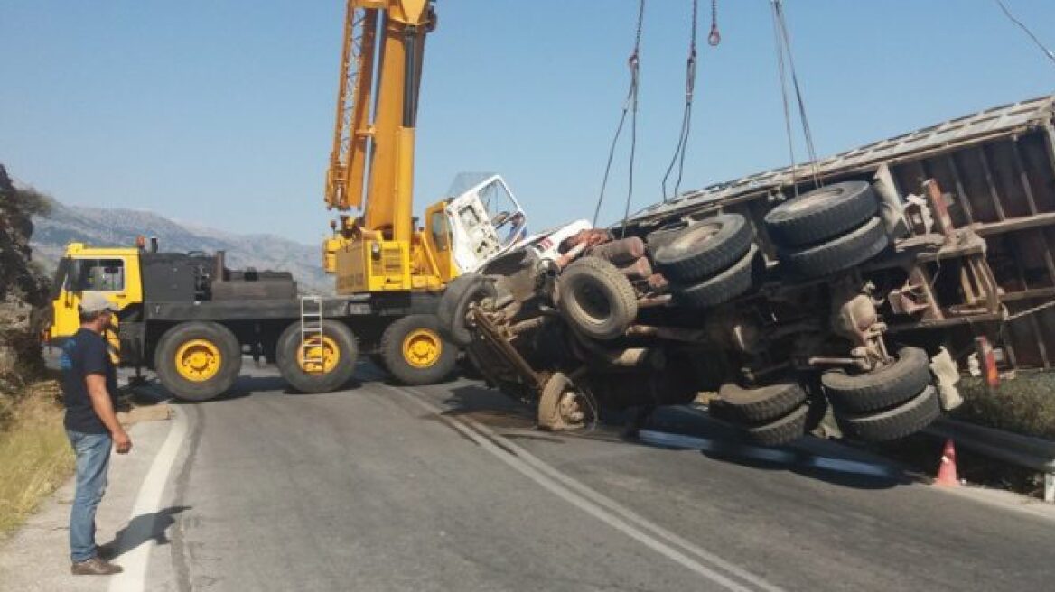 Κρήτη: Τα χειρότερα γλίτωσε οδηγός νταλίκας…που «δίπλωσε» στη μέση του δρόμου