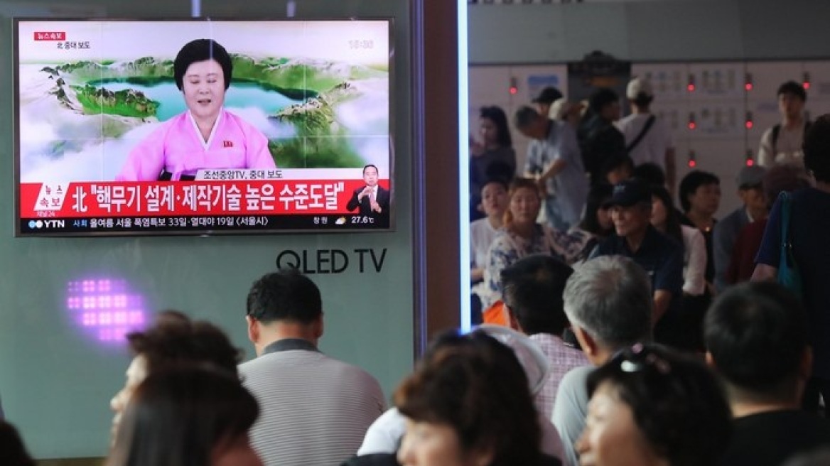 Pink Lady: Γιατί το ίντερνετ έχει πάθει «παράκρουση» με την παρουσιάστρια της Βόρειας Κορέας