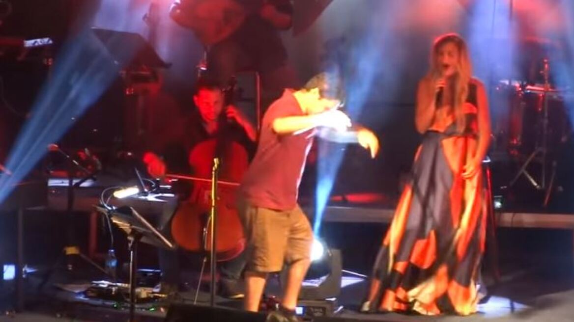 Βίντεο: Το ζεϊμπέκικο σε συναυλία της Μποφίλιου που συγκίνησε