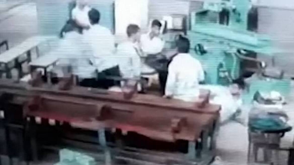 Τρομακτικό βίντεο από την Ινδία: Μαθητής βγάζει πιστόλι και πυροβολεί συμμαθητή του!