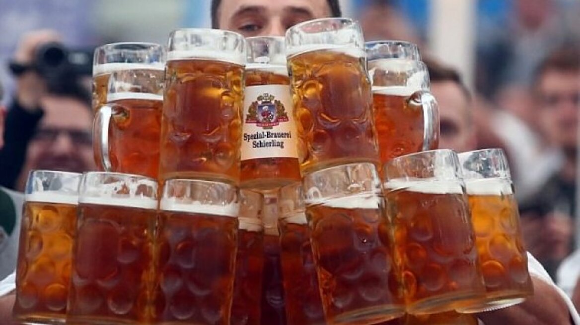 Σερβιτόρος έσπασε το παγκόσμιο ρεκόρ μεταφοράς μπύρας (vid)
