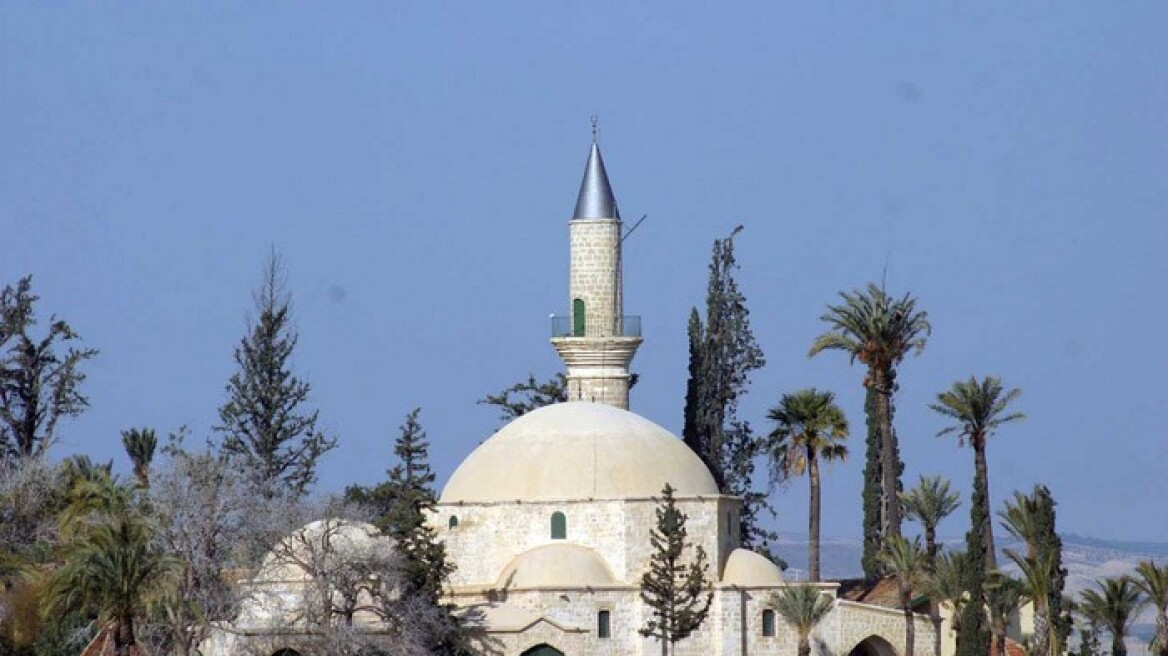 Τουρκοκύπριοι προσκυνητές στο τέμενος Χαλά Σουλτάν της Λάρνακας