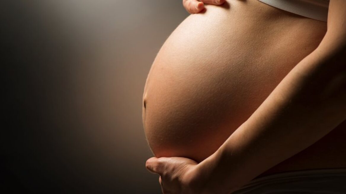 Υγεία: Δεν κινδυνεύει το μωρό από τη χρήση κινητού από τις εγκύους