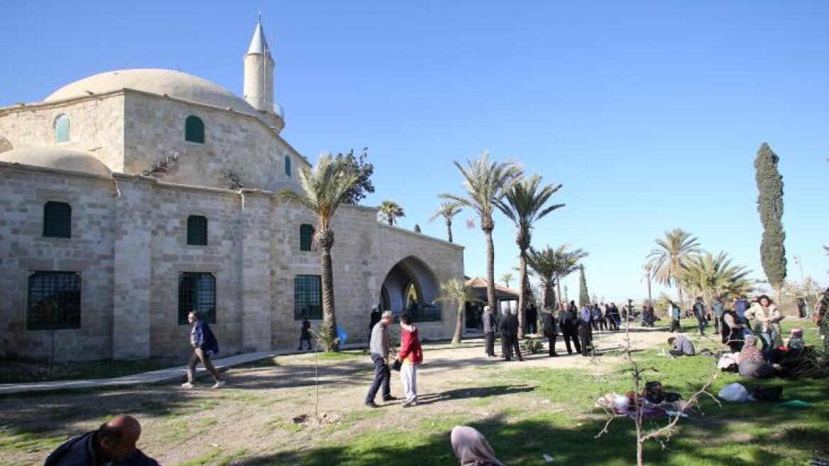 Κύπρος: Επτακόσια άτομα πέρασαν στις ελεύθερες περιοχές για να προσευχηθούν στο τέμενος Χαλά Σουλτάν 