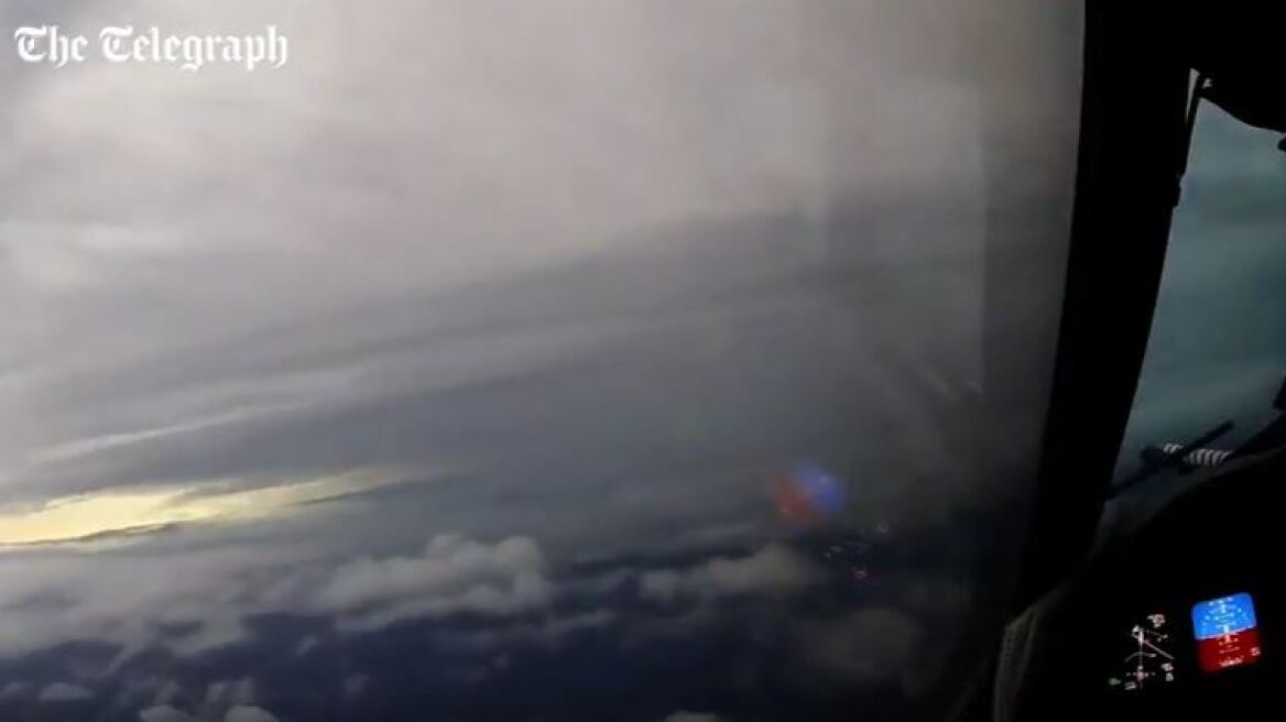 Εντυπωσιακό βίντεο: Αεροπλάνο πέταξε μέσα από το «μάτι» του τυφώνα Ίρμα