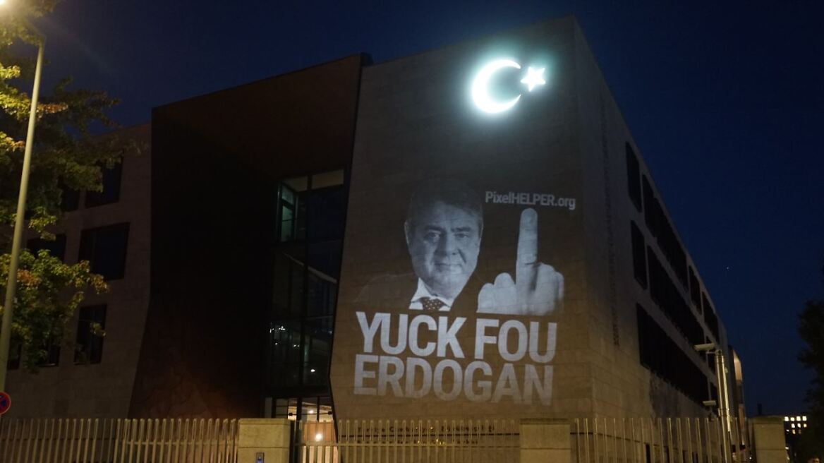 «Yuck Fou Erdogan» το μήνυμα που πρόβαλαν ακτιβιστές στην τουρκική πρεσβεία στο Βερολίνο