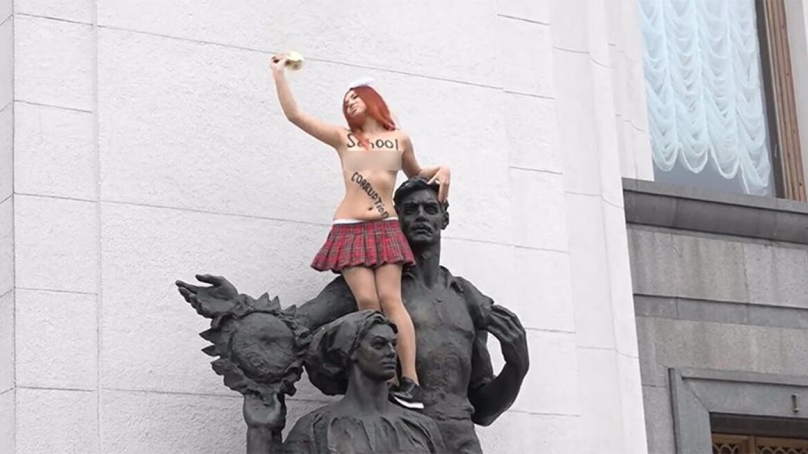Bare-chested FEMEN protest outside Ukrainian parliament (video)