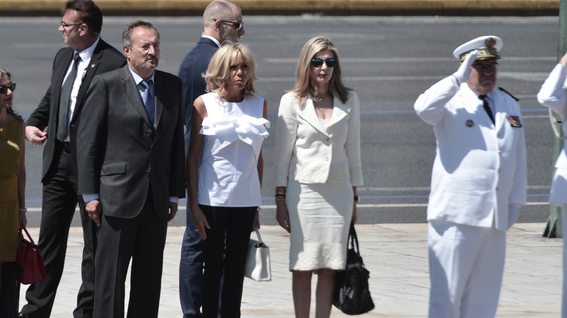 Με τζιν και αμάνικο άσπρο μπλουζάκι η Μπριζίτ Μακρόν στην Αθήνα