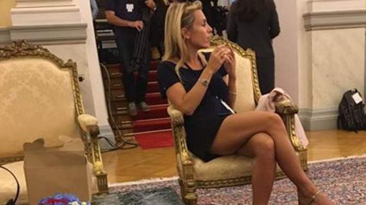 Φωτογραφία: Το σέξι σταυροπόδι Γαλλίδας δημοσιογράφου στο Προεδρικό 
