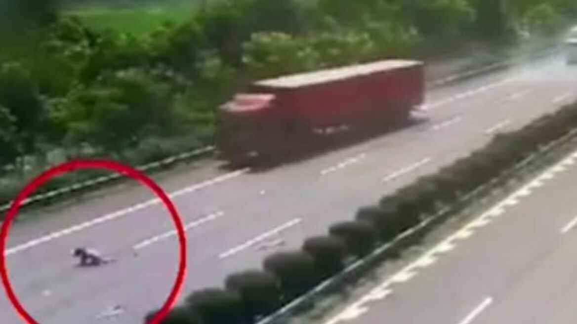 Τρομακτικό βίντεο: Κορίτσι εκτοξεύεται από το πίσω τζάμι αυτοκινήτου όταν ο οδηγός κοιμήθηκε στο τιμόνι