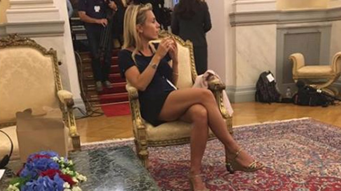 Επίσκεψη Μακρόν: Το σέξι σταυροπόδι στο Προεδρικό και τα 12ποντα της Μπριζίτ