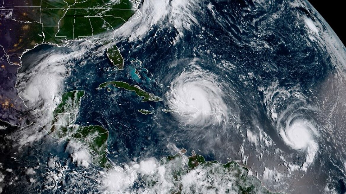 Εντυπωσιακή φωτογραφία: Τρεις τυφώνες σε ένα όμορφο αλλά απειλητικό καρέ