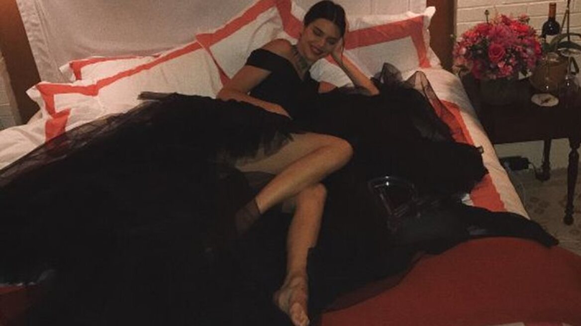 Kendal Jenner wins Fashion Icon Of The Decade award and posts pic in bed! (photos)