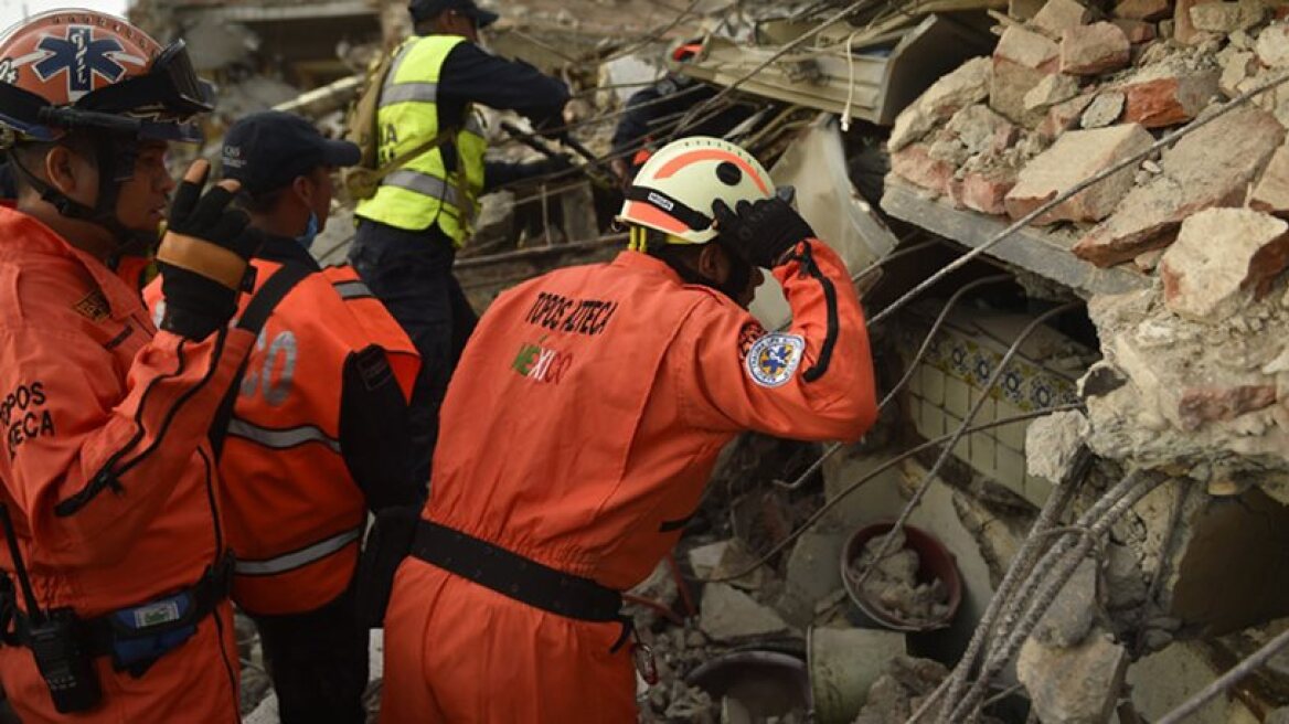 Mexico earthquake: Rescue teams continue to search for survivors under rubble (photos)