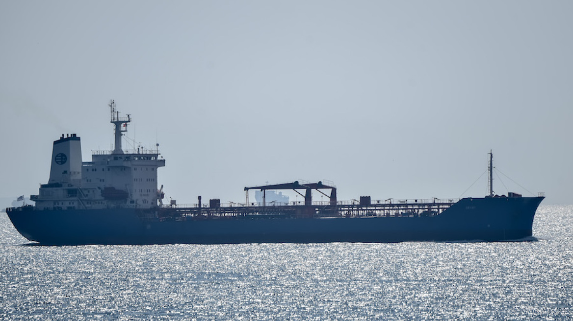 Δεξαμενόπλοιο βυθίστηκε στον Σαρωνικό: Σώοι οι επιβαίνοντες
