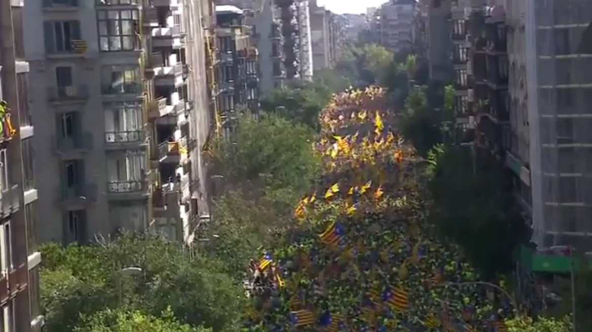 «Αντίο Ισπανία» φώναξαν δεκάδες χιλιάδες Καταλανοί στη Βαρκελώνη