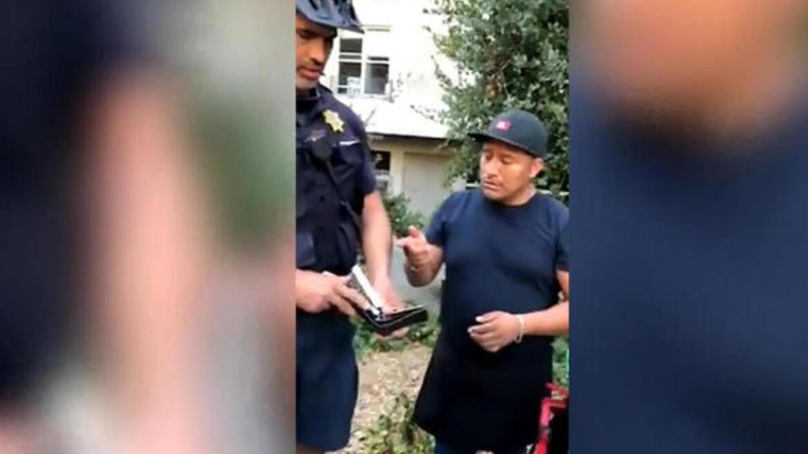Σάλος στις ΗΠΑ: Βίντεο δείχνει αστυνομικό να παίρνει τα λεφτά πλανόδιου πωλητή