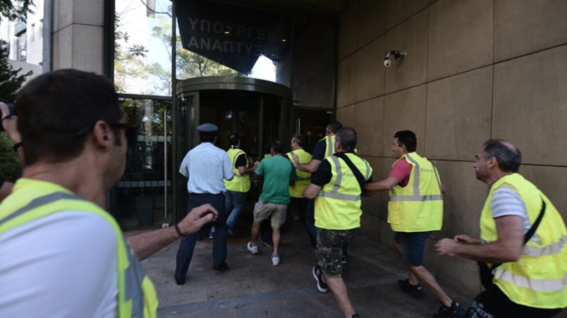 Chalkidiki mining workers occupy Energy Ministry (photos-videos)