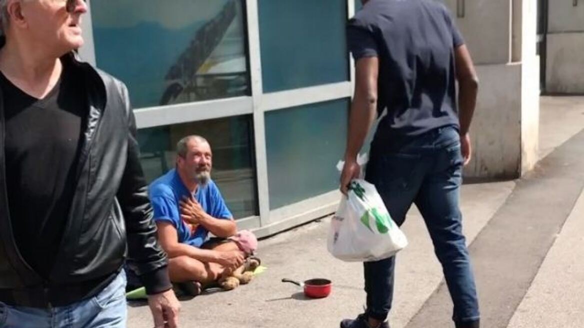 Βίντεο: Ο Πατρίς Εβρά μοιράζει φαγητό στους άστεγους της Μασσαλίας