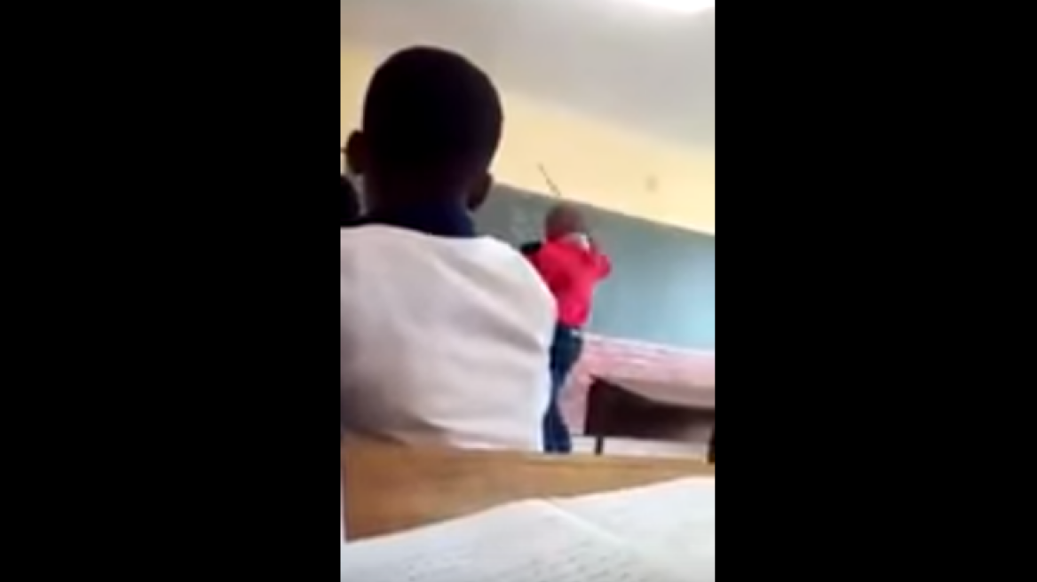 Βίντεο: Δάσκαλος χτυπά αλύπητα έφηβη με βέργα ενώ οι συμμαθητές της... γελούν 