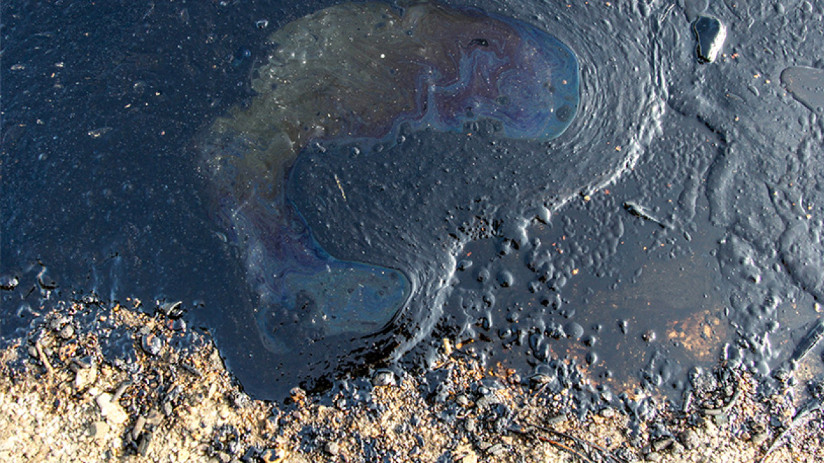 Σοκ: Η πετρελαιοκηλίδα από τη Σαλαμίνα έφτασε στη Φρεαττύδα