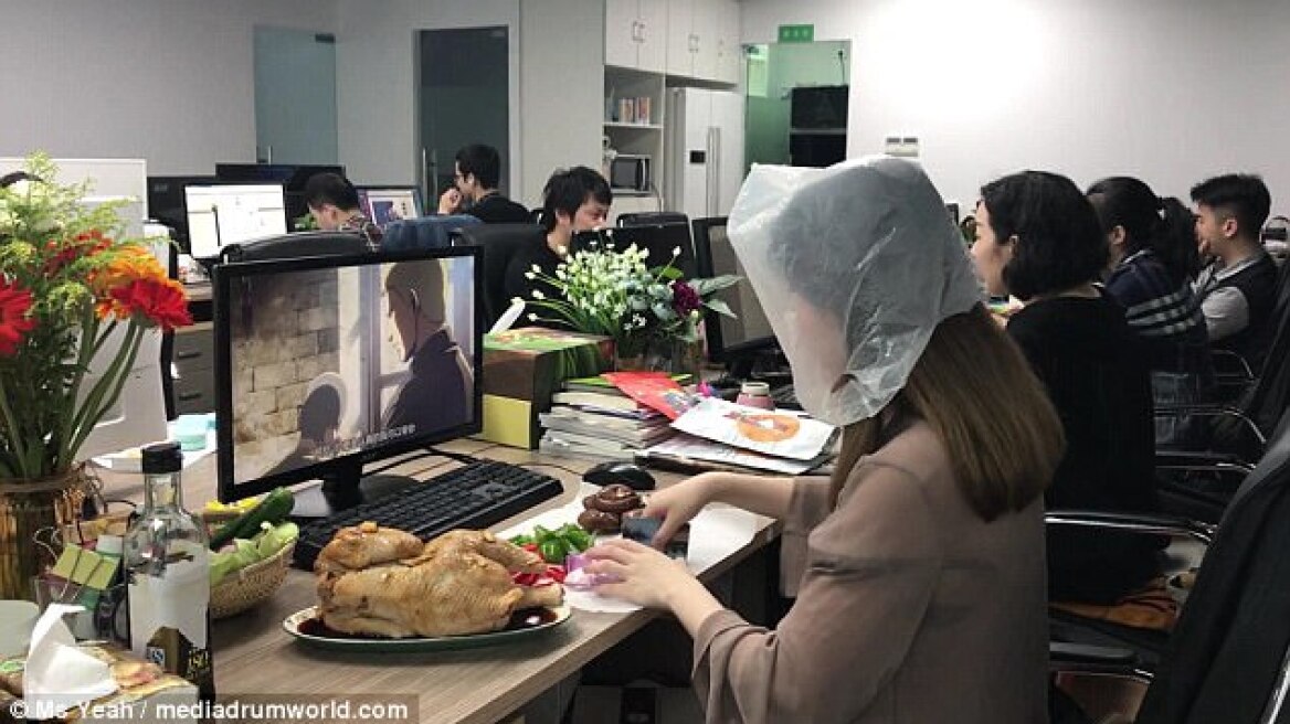 Το βίντεο έχει γίνει viral: Κινέζα ψήνει ολόκληρο κοτόπουλο στο γραφείο