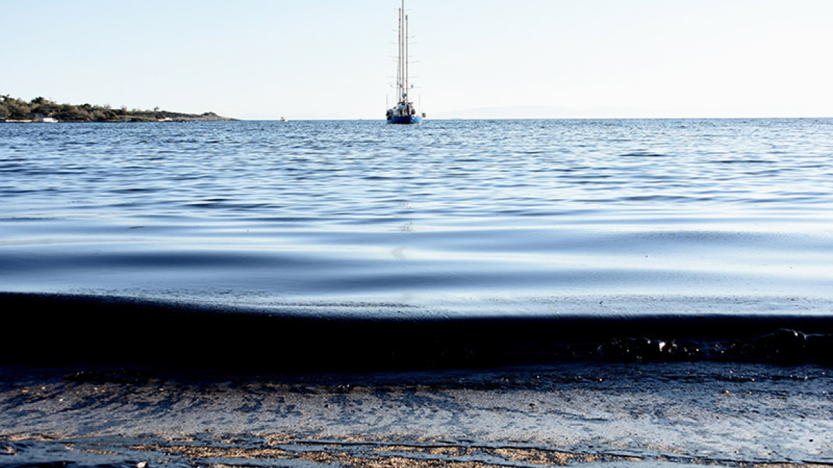 Τσουνάμι πίσσας στις ακτές της Αττικής: Η πετρελαιοκηλίδα έφτασε στη Γλυφάδα!