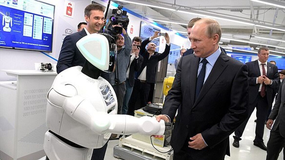 Βίντεο: Και τα ρομπότ «λυγίζουν» στη γοητεία του Πούτιν