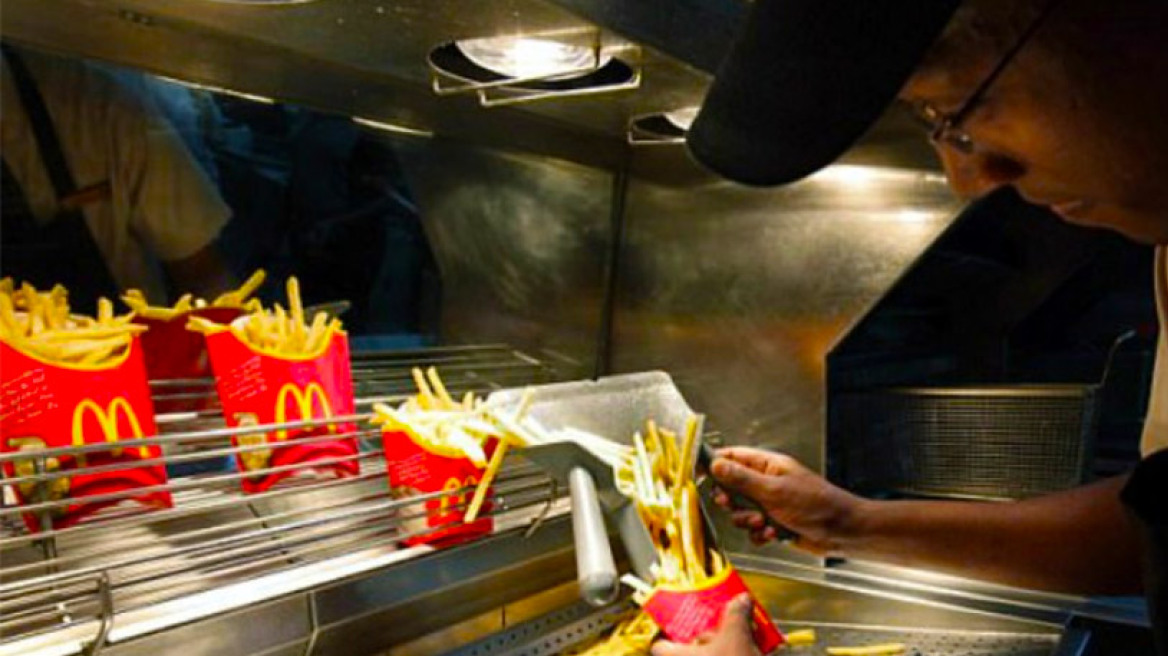 Το μυστικό που ακολουθούν οι υπάλληλοι των McDonald's για να βάζουν λιγότερες πατάτες! 