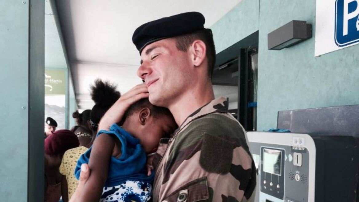 Άγιος Μαρτίνος: Γιατί προκάλεσε σάλο στο Twitter φωτογραφία στρατιώτη που κρατά αγκαλιά μαύρο κοριτσάκι 