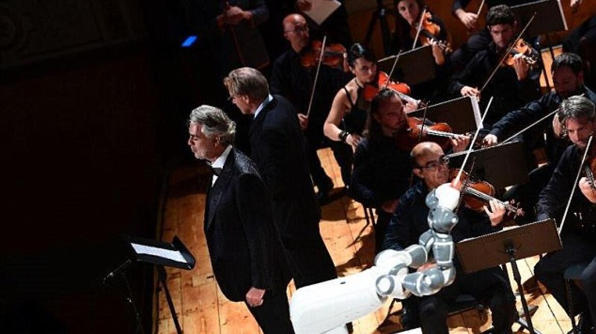 Τα ρομπότ κατέκτησαν και την όπερα: Ο YuMi καθοδήγησε τον Αντρέα Μποτσέλι στη La Donna του Βέρντι
