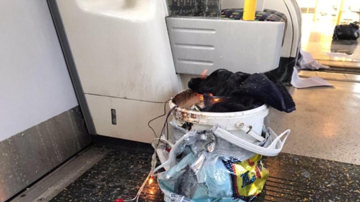 Επίθεση στο Λονδίνο: Δείτε τη βόμβα-κουβά που τραυμάτισε 22 άτομα να φλέγεται στο βαγόνι