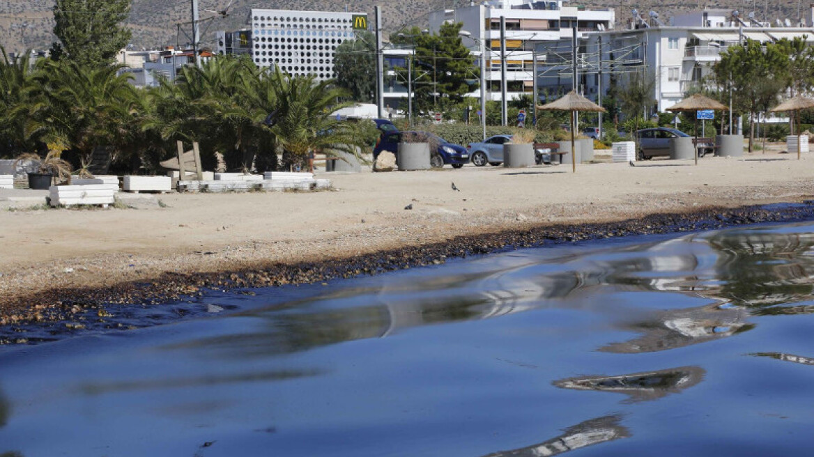 Σε ποιες παραλίες απαγορεύεται το μπάνιο λόγω πετρελαιοκηλίδας