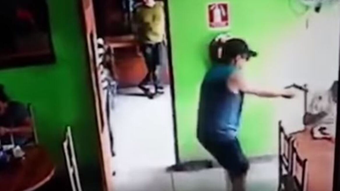 Σοκαριστικό βίντεο: Εκτελεστής μπαίνει σε καφετέρια και σκοτώνει με 4 σφαίρες το θύμα του
