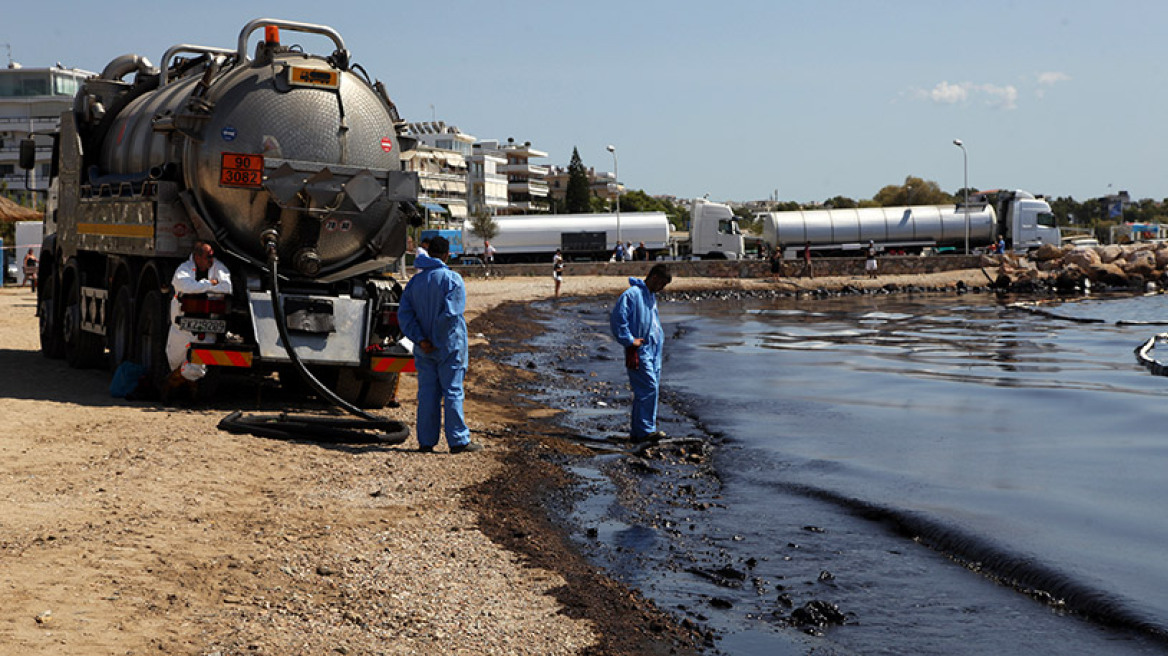 Παλεύουν με το πετρέλαιο στο Σαρωνικό οι δήμοι της παραλιακής και η Σαλαμίνα