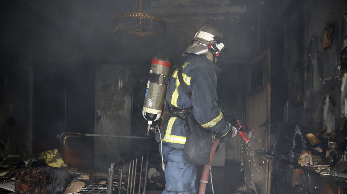 Κάηκε πτηνοτροφείο στην Θήβα - Φωτιά σε διαμέρισμα στην Αχαρνών