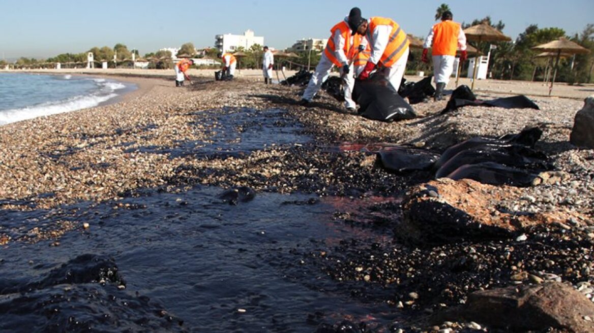 Athens Riviera threatened by tanker oil spill (drone video footage)