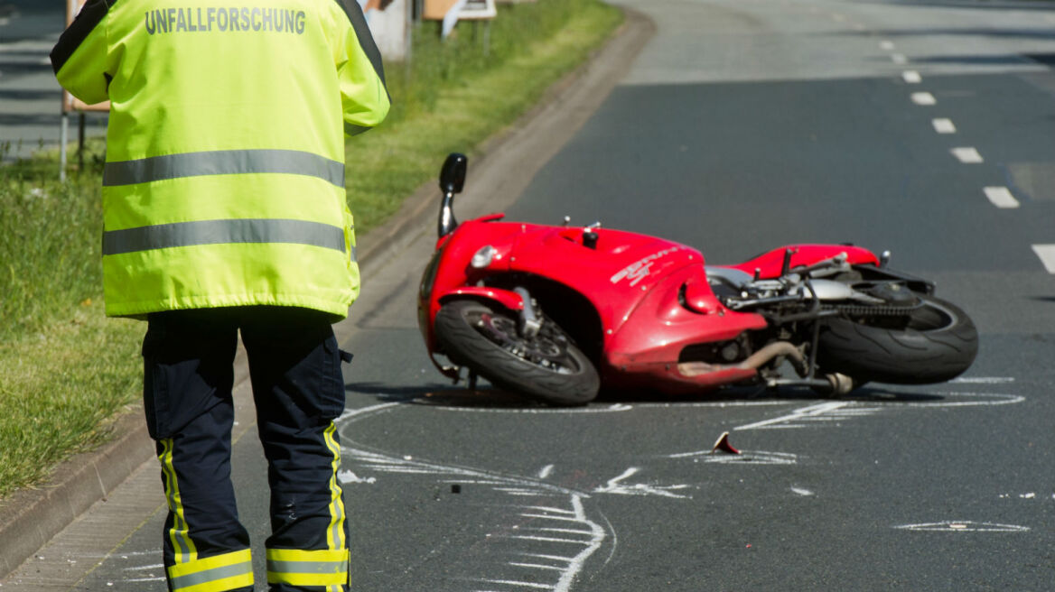 Απίστευτο: Τραβούσε βίντεο αντί να βοηθήσει μοτοσικλετιστή που πέθαινε στην άσφαλτο!