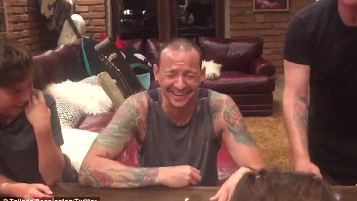 Βίντεο: Ο τραγουδιστής των Linkin Park ευτυχισμένος, λίγες ώρες πριν κρεμαστεί...