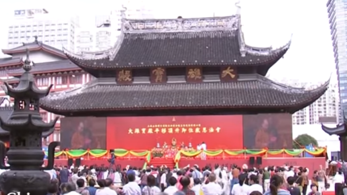 Κίνα: Μετακίνησαν ολόκληρο ναό... για να χωράει περισσότερο κοσμο!