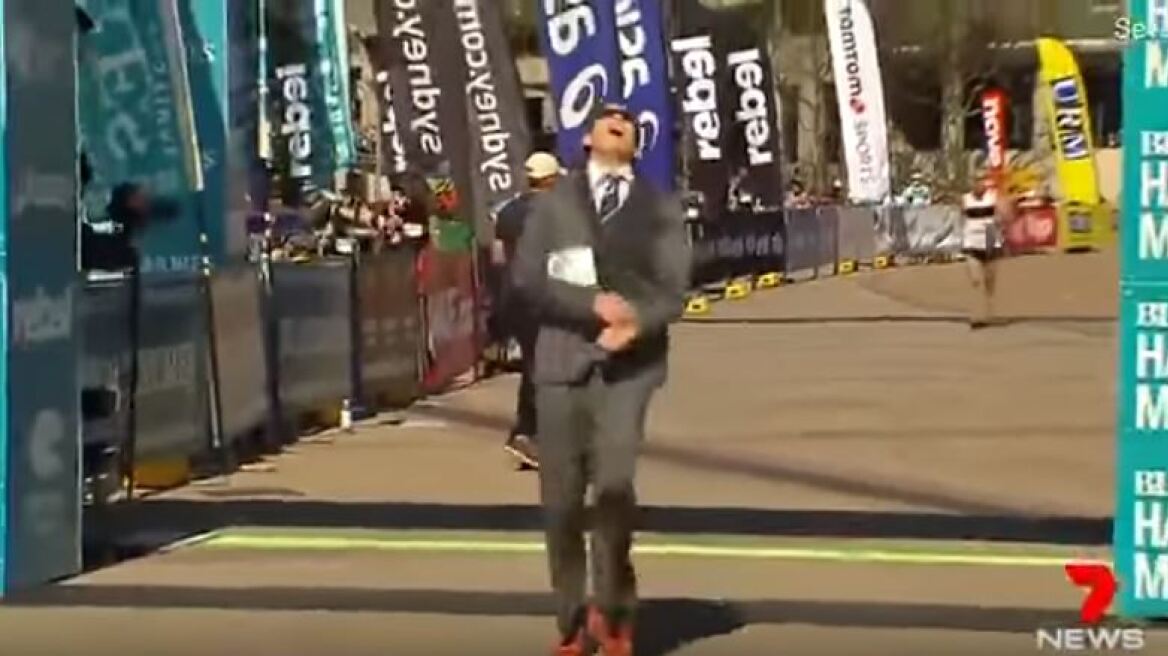 Βίντεο: Έκανε Ρεκόρ Γκίνες τρέχοντας τον μαραθώνιο με... κοστούμι!