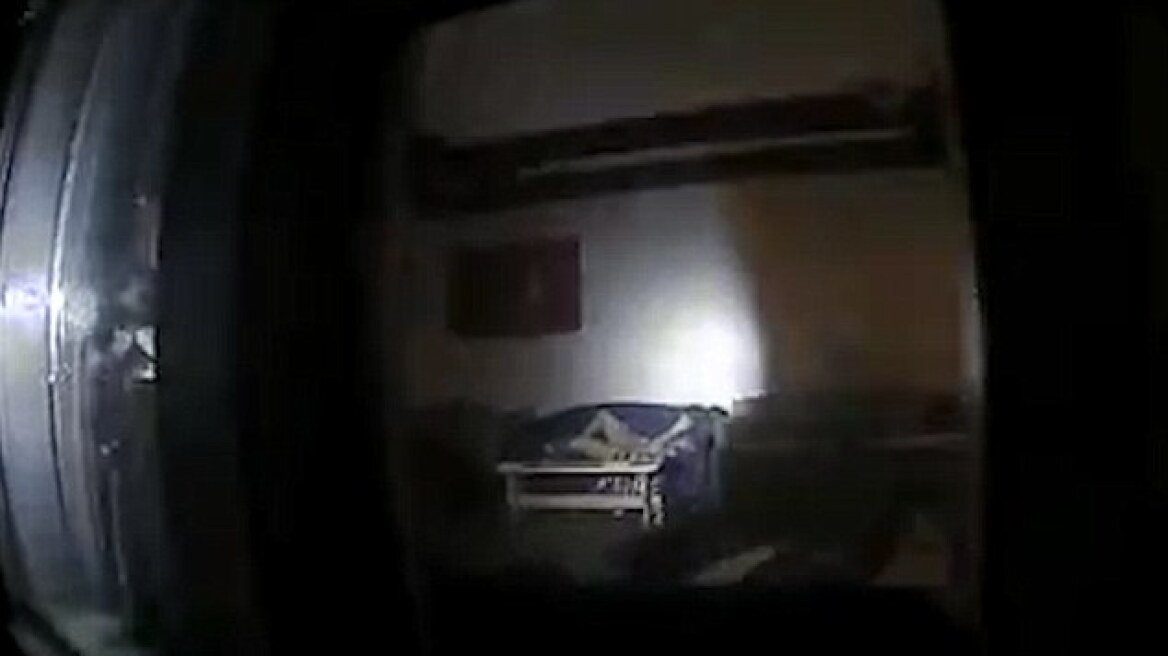 Βίντεο: Η αστυνομία «πιάνει στα πράσα» διαρρήκτη ενώ... αυτοϊκανοποιείται στον καναπέ