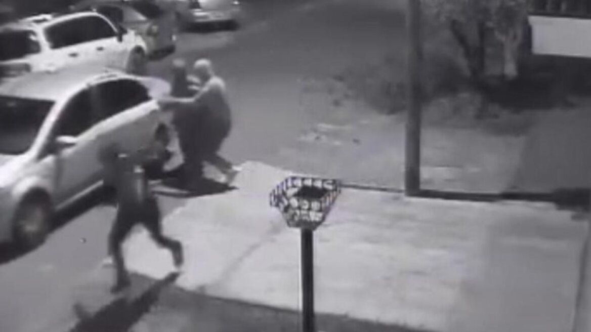 Shocking video shows gang trying to grab schoolboy off the street! (video)