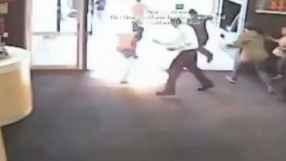 Σοκαριστικό βίντεο: Πελάτης ρίχνει βενζίνη και βάζει φωτιά σε τράπεζα επειδή περίμενε στην ουρά