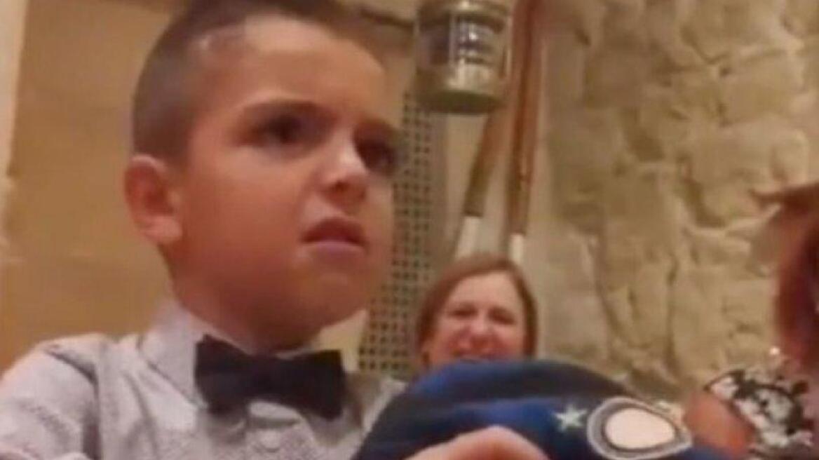 Βίντεο: Η απίστευτη αντίδραση του μικρού φίλου της Γιουβέντους που του έκαναν δώρο μπλούζα της Ίντερ